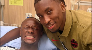 Após quebrar a perna, Koné registra foto na cama de hospital