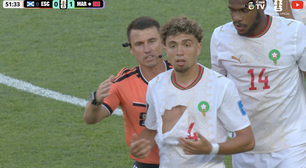 O que é isso? Jogador do Marrocos tem camisa rasgada por rival da Escócia