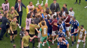Jogadores do Canadá e do Catar brigam em campo ao final de partida