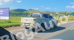 Picape da Toyota baseada no Corolla Cross aparece em testes e mira Fiat Toro e Ford Maverick