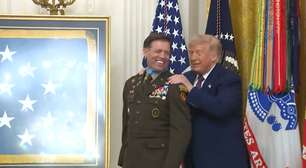 Trump se atrapalha ao entregar medalha a veterano de guerra nos EUA