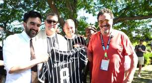 Ídolo do Corinthians presenteia prefeito de Nova York após fala sobre Sócrates