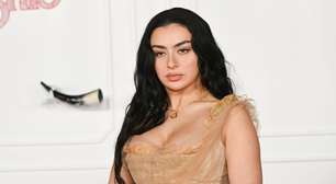 'Estou no pior momento mental em que já estive em toda a minha vida', diz Charli XCX