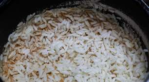 Eu aposto que você nunca pensou em salvar o arroz queimado assim, mas esse de chef profissional vai salvar o seu prato!