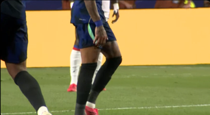 Raphinha reclama de dores na coxa antes de ser substituído