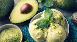 Sorvete de abacate com leite em pó fica incrivelmente cremoso e leva poucos ingredientes
