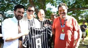Após falas sobre Sócrates, prefeito de Nova York recebe camisas do Corinthians
