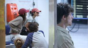 Viagem de casal: Bruna Marquezine embarca com Shawn Mendes, Sasha e João Lucas no Rio; atriz e melhor amiga combinam acessório em fotos