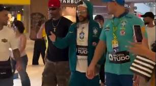 Sósia de Neymar tem escolta de segurança na Copa e atrai multidão