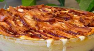 Batata gratinada com bacon crocante e bastante queijo derretido no forno, um acompanhamento divino