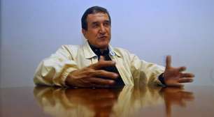 Parreira segue na UTI, mas já está acordado e respira sem aparelhos, diz boletim médico
