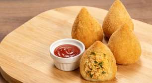 Coxinha fit de batata-doce com frango que fica crocante por fora e macia por dentro