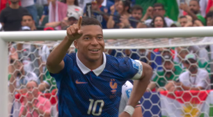 Após mais de 1 hora de jogo interrompido, Mbappé marca dois em seu 100º jogo pela França, que vence e se classifica à próxima fase da Copa