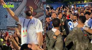 Salah e outros jogadores do Egito comemoram vitória sobre a Nova Zelândia nas ruas de Vancouver