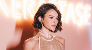Bruna Marquezine usa look dourado de R$ 68 mil em evento de beleza; veja grife e inspire-se