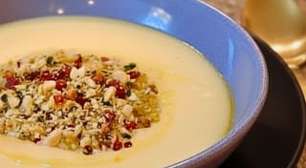 Sopa de mandioca cremosa: com farofa crocante e bacon