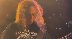 Karma? Kirk Hammett cai do palco após críticas por camisa que irritou fãs de Taylor Swift
