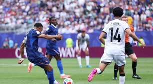 Mbappé deita e rola e a França atropela o Iraque em "jogo de 4 horas"