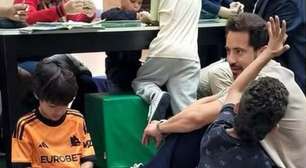 Everton Ribeiro entra na febre da Copa e leva filhos para trocar figurinhas em shopping do Rio