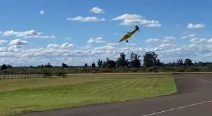 Avião agrícola faz pouso de emergência no RS; assista ao momento do impacto