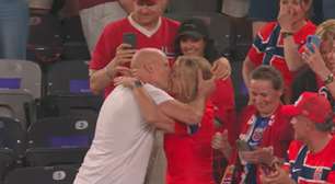 Beijo na arquibancada: Solbakken celebra vitória da Noruega contra Senegal