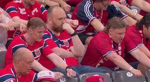 Torcedor norueguês viraliza ao não participar de "remada viking" na Copa: "Ideia estúpida"