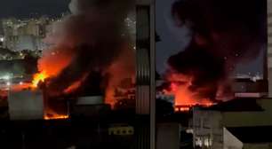 Moradores de bairros vizinhos reclamam de fumaça provocada por incêndio na Lapa, em SP