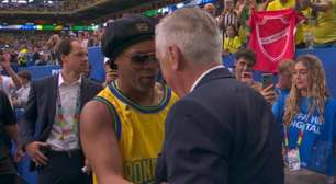 Ronaldinho Gaúcho abraça Ancelotti e os jogadores antes de Brasil x Escócia