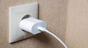 Carregador na tomada sem celular gasta energia? Entenda o que é o consumo fantasma