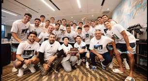 Jogadores da Argentina homenageiam Messi com camisa especial