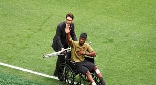 Jogador fora da Copa após quebrar a perna é aplaudido por torcedores antes de Suíça x Canadá