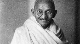 Gandhi, indicado cinco vezes ao Nobel: "A felicidade é alcançada quando o que pensamos, dizemos e fazemos está em harmonia"