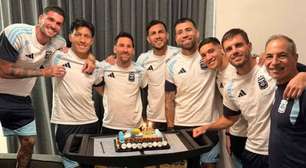 Messi completa 39 anos e recebe festa surpresa na concentração da Argentina