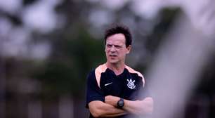 Fernando Diniz se reapresenta no Corinthians um dia antes do elenco para planejar o segundo semestre