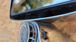 Houve uma época em que ter um termômetro no carro era um verdadeiro luxo: engenhosa invenção no espelho retrovisor resolveu esse problema