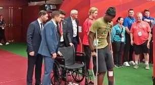 Jogador que quebrou a perna, Koné aparece no estádio e é ovacionado pela torcida no jogo entre Canadá e Suíça