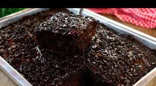 Bolo de chocolate molhadinho, delicioso e muito fofinho, com uma calda cremosa irresistível