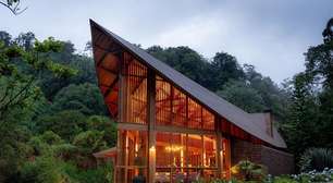 Uma folha seca inspirou esta casa de madeira integrada à natureza