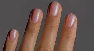A manicure simples e sofisticada com unhas peroladas 2026 escolhida pelas convidadas e noivas em casamentos