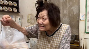 'Acordo antes de meia-noite': a comovente rotina de uma padeira japonesa de 84 anos que trabalha há quase 6 décadas no negócio de sua família; são mais de 400 pães, bolos e doces ao dia e até 12h de trabalho