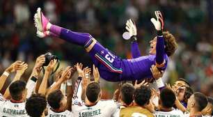 Ochoa entra em campo e é celebrado após vitória do México