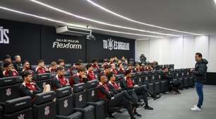 Fernando Diniz e Marcelo Paz comandam preleção na reapresentação do Corinthians no CT