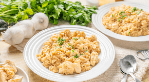 Aprenda a fazer arroz de frango cremoso e rico em proteína e sabor