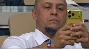 Roberto Carlos é flagrado com Iphone de ouro no jogo do Brasil