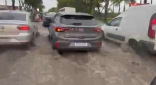 Chuva forte causa alagamentos em avenidas do Recife nesta sexta (26)