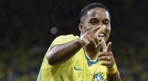 Endrick transforma esparadrapo em "aliança" durante jogos da Seleção e viraliza