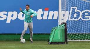 Vitor Roque, do Palmeiras, segue cronograma de recuperação e faz atividade com bola