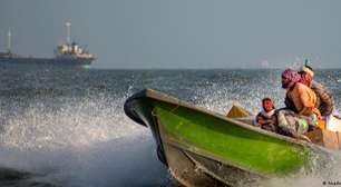 EUA atacam Irã em retaliação a ação de Teerã contra navio de carga