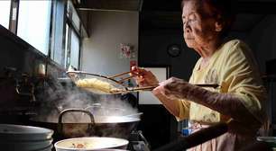 Enquanto muitos pensam em aposentadoria, esta idosa com mais de 100 anos abre seu restaurante todo dia às 11h30 por 60 anos: "Não há problema em se divertir todos os dias, esse é meu estado de espírito"