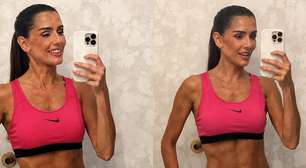 Deborah Secco, aos 46 anos, deixou a academia para treinar em casa; especialista reforça eficácia: 'Quando o treino deixa de ser um sacrifício logístico, a constância aparece'